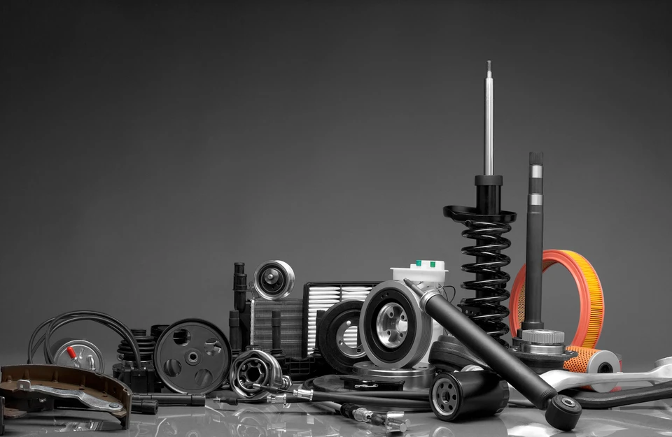 Assemblage de pièces détachées automobiles sur fond gris neutre