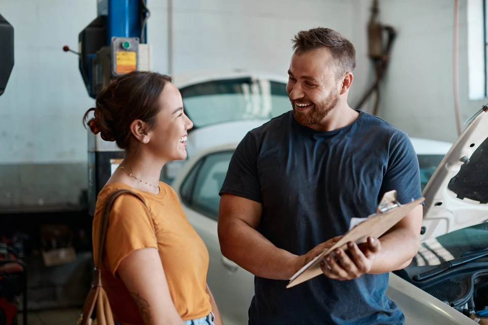 Femme, mécanicien et contrat de signalisation dans l'atelier de réparation automobile, facture et service pour l'entretien de la voiture