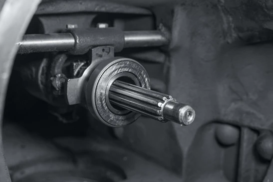 Atelier mécanique automobile, intervention sur transmission