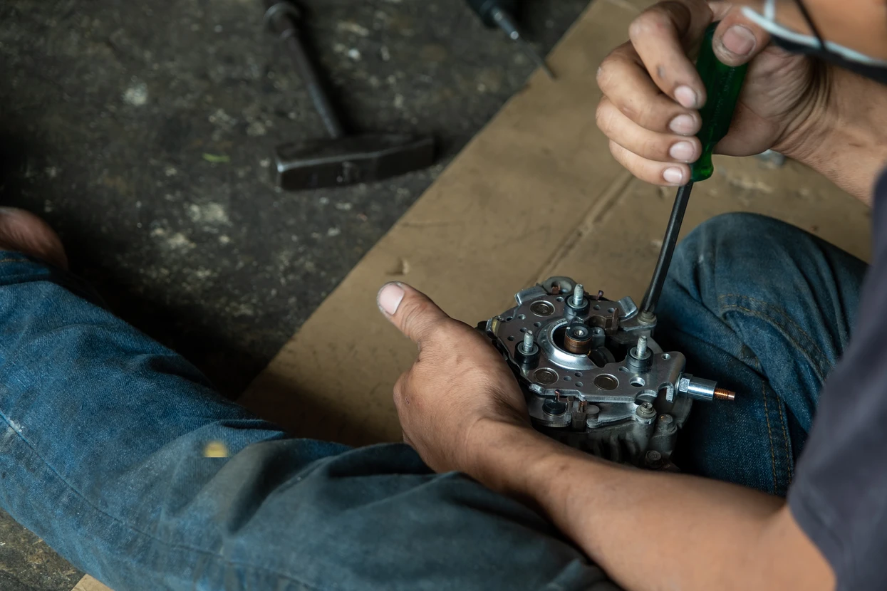Atelier automobile avec pièces détachées et consommables disposés sur surface métallique