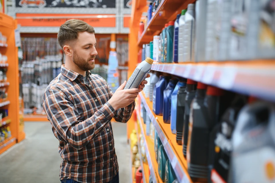 Consultant du centre de service pour aider le client à choisir le pneu en magasin
